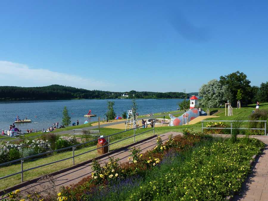 Blick auf die Talsperre vom Strandbad